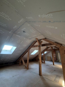 Photo de galerie - Aménagement d'un comble avec isolation laine de bois en deux couches croisés et BA13 infinaé 50% recycler 