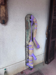 Photo de galerie - Protection et cache d’une pompe appui pour rénovation du bois derrière