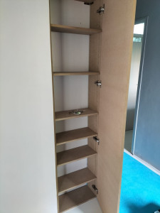 Photo de galerie - Fabrication d'un placard sur mesure dans une cuisine 