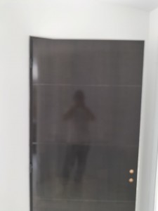 Photo de galerie - Déco porte noir laqué, mur en blanc