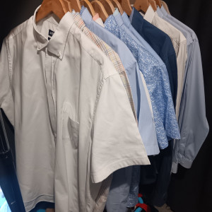 Photo de galerie - Chemises et chemisiers sur cintres