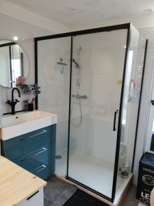 Photo de galerie - Montage de cabine de douche, meuble de salle de bain.