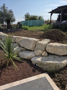 Photo de galerie - Mise en place enrochement 