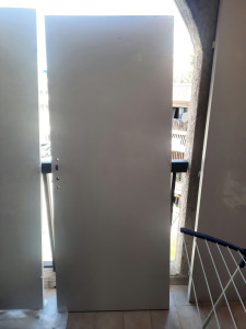 Photo de galerie - Réparation des portes et des murs, services de peinture et de bricolage à effectuer avant la remise finale de l'appartement 
