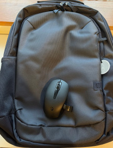 Photo de galerie - Livraison de sac à dos informatique et souris package pour collaborateurs informatique