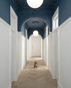Photo de galerie - Conseils et mise en peinture de l'ensemble de la maison voici un extrait avec ce couloir en bleu marin et blanc