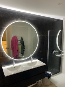 Photo de galerie - Pose meuble double vasque avec miroir lumineux 