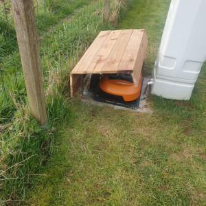 Photo de galerie - Installation robot de tonte + création et installation niche de protection 