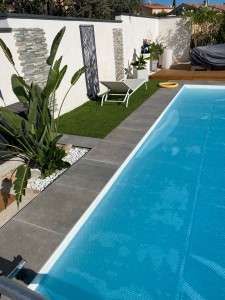 Photo de galerie - Aménagement tour de piscine .décor sur murs et pose de pelouse synthétique 