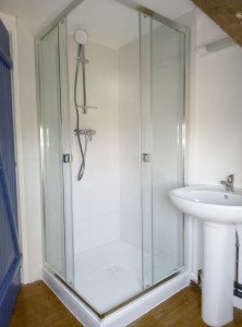 Photo de galerie - Dépose cabine de douche et pose de receveur, faïence et porte de douche en angle