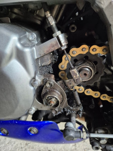 Photo de galerie - Recherche de fuite d’essence, remplacement de la durite poreuse. remplacement de câble d’embrayage sur moto suzuki 650 cc. 