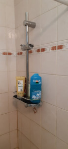 Photo de galerie - Installation barre de douche avec perçage dans un mur avec carrelage 