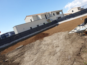 Photo de galerie - Mise en place terre végétale avant mise en place semis de gazon 