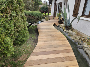 Photo de galerie - Terrasse bois exotique Itauba avec chemin d'accès.