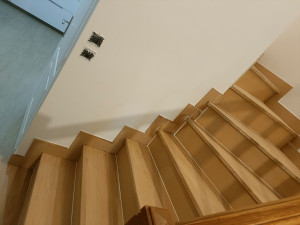 Photo de galerie - Rénovation d'un escalier béton avec des marches en chêne et des cintres marches et plhyntes en mdf tout a été découper sur mesure sur place 
