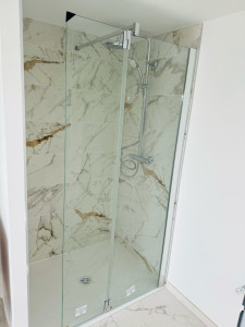 Photo de galerie - La pose de une paroi de douche