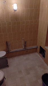 Photo de galerie - Remplacement des canalisations dans une salle de bain .