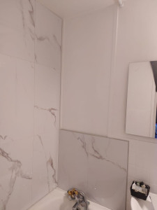 Photo de galerie - Rénovation salle de bain : pose carrelage mural (sans la finition sur la photo) et d'un revêtement de sol 
