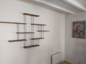 Photo de galerie - Conseils, agencement et pose de bibliothèque suspendue 