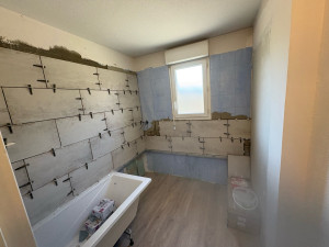 Photo de galerie - Pose de faïence dans une salle de bain en 30x60cm . 