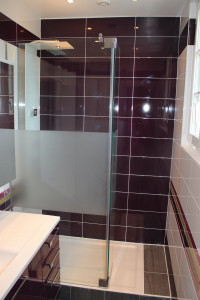 Photo de galerie - Rénovation d'une salle bain.
Dépose de la baignoire et réalisation d'une douche avec nouveau carrelage.