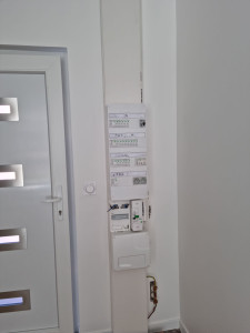 Photo de galerie - Tableau électrique 4 rangées scheider, platine EDF avec le disjoncteur d'abonné, DTI.

Dans une maison neuf