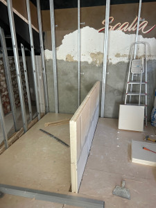 Photo de galerie - Création d’une tête de lit en carreaux de platre