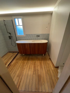 Photo de galerie - Pose de parquet bois exotique pour salle de bain