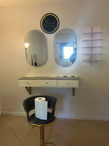 Photo de galerie - Coiffeuse avec miroir 