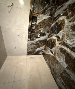 Photo de galerie - Poser carrelage et mur salle de bain  différemment