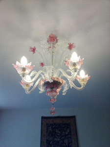 Photo de galerie - Installation de plafonnier en cristal Murano de luxe 22 pièces de verre et 25 raccords électriques