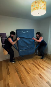 Photo de galerie - Manutention à deux personnes avec équipements adaptés pour charges lourdes