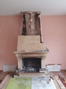 Photo de galerie - Démontage de la cheminée avant réfection de la dalle du plafond et enduits / peintures murs et plafonds.