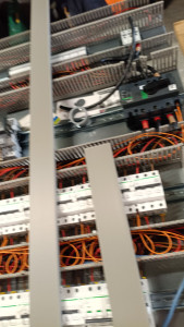 Photo de galerie - Montage et cablage d'armoires et coffrets électriques à l'atelier.
