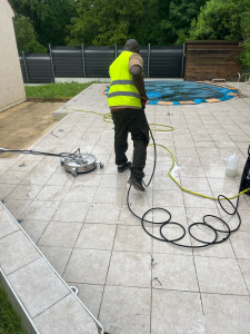 Photo de galerie - Bonjour je suis disponible  pour faire votre entretien de piscine et je suis équipé, camion Nacelle Et si c’est toi le travail, je suis en équipe Facture ou sans facture si vous êtes intéressé, merci de me répondre 