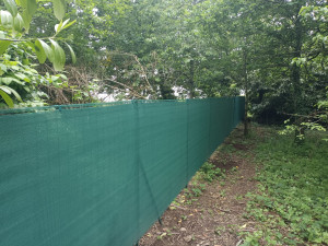 Photo de galerie - Pose de 70 mètres de clôture pour uneséparation de jardin avec pose d'occultation 