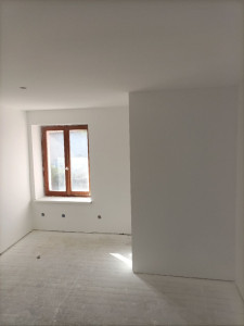 Photo de galerie - Montage de l’ossature métallique pour plaques de plâtre,

Isolation des murs avec laine de verre,

Pose et fixation du placoplâtre,

Application de l’enduit de finition,

Peinture complète des surfaces.