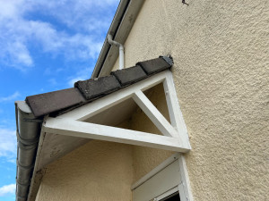 Photo de galerie - Remplacement des jambes de forces d’une marquise 