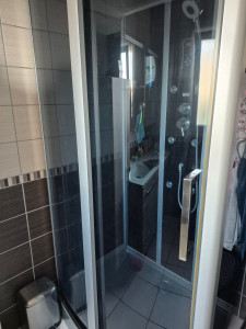 Photo de galerie - Enlèvement de calcaires sur parois de douche 