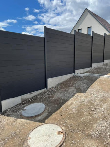 Photo de galerie - Pose de panneaux composite / pour une cloture entre les voisins et cacher le vis a vis 