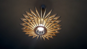 Photo de galerie - Lustre en contreplaqué