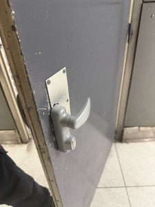 Photo de galerie - Pose d’un module barre anti panique
