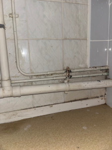 Photo de galerie - Aujourd’hui, sans mise à la terre, un appareil défectueux peut électriser vos tuyaux ou vos équipements. En salle de bain, c’est un risque d’électrocution réel, surtout en présence d’humidité.”
