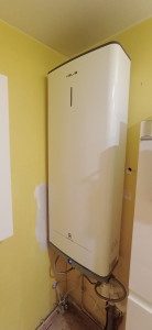 Photo de galerie - Installation d’un chauffe-eau Ariston de 100 litres