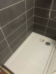 Photo de galerie - Reprise des joints silicone du bac à douche 