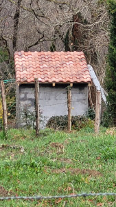 Photo de galerie - Déplacement local technique

 avec création
 d' un abri maçonné

, tuiles

 méridionale