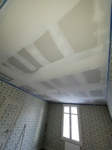 Photo de galerie - Isolation, pose de rails, pose de placo, bande a joint, enduit des bandes sur les plafond écroulé 
