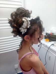 Photo de galerie - Coiffure de soirée petite fille 