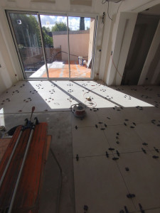 Photo de galerie - Pose 60x60 + préparation de ditra dans la terasse