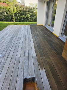 Photo de galerie - Application d'une couche d'huile sur terrasse bois IPE après nettoyage 
